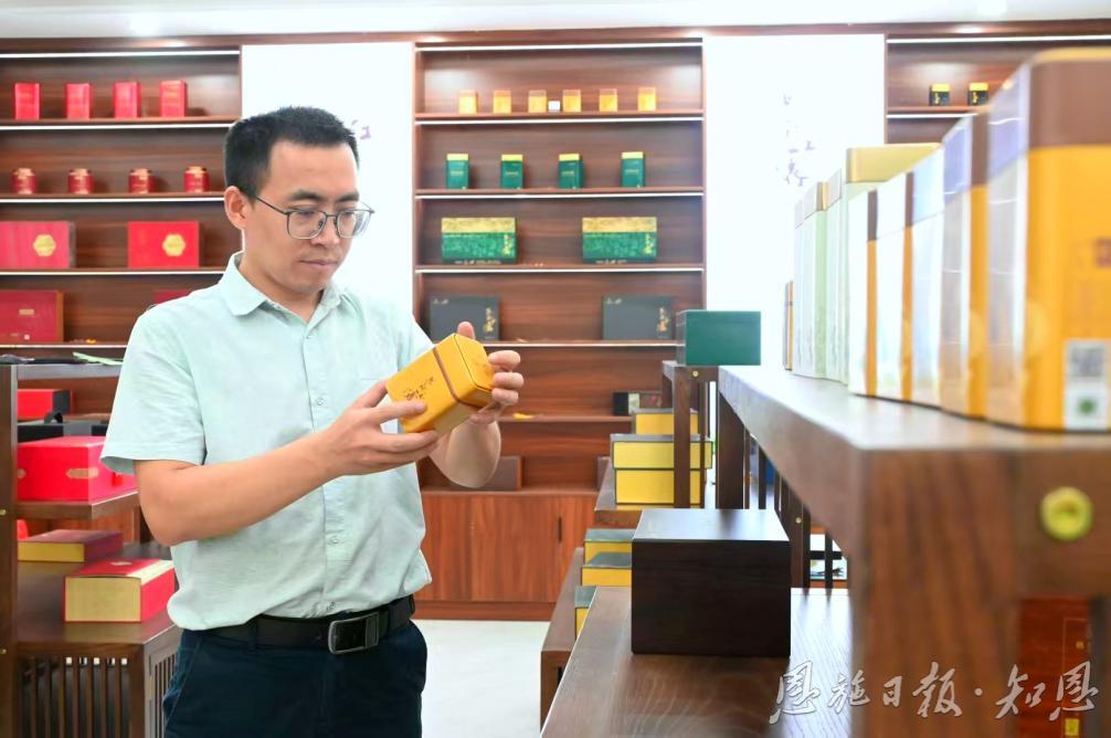 【恩施州农业农村局】一片会“飞”的茶叶——巴东能人陈代明触“网”带着茶叶乘“云”出山